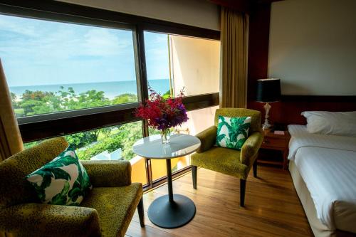 Postel nebo postele na pokoji v ubytování Sailom Hotel Hua Hin - SHA Extra Plus