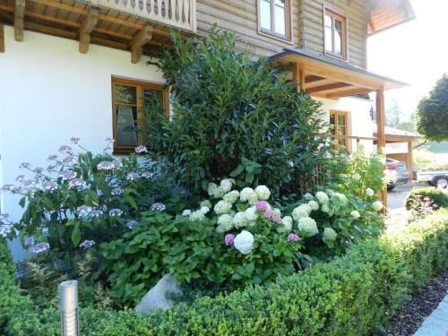 Taman di luar Landhaus am Bach