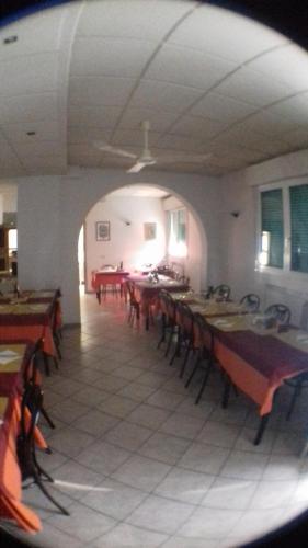 een kamer met tafels en stoelen in een gebouw bij Locanda del Re in Crevalcore