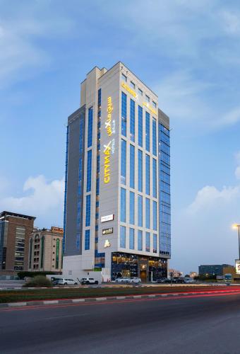 wysoki budynek z napisem na boku w obiekcie Citymax Hotel Ras Al Khaimah w mieście Ras al-Chajma