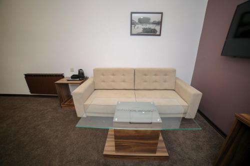  Moscow Boutique Hotel -  Chambre  photo :   Tea/Coffee maker    Minibar    Shower                           