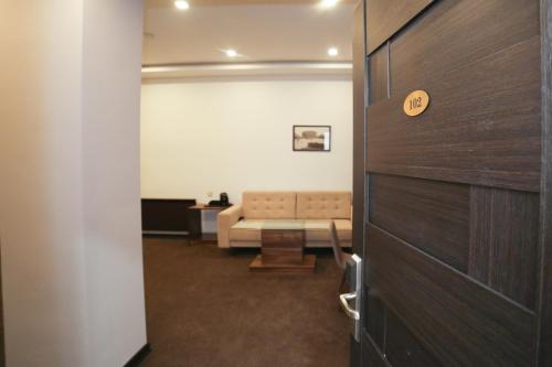  Moscow Boutique Hotel -  Chambre  photo :    Tea/Coffee maker    Minibar    Shower                            