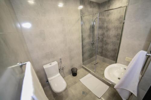  Moscow Boutique Hotel -  Chambre  photo :   Tea/Coffee maker    Minibar    Shower                           