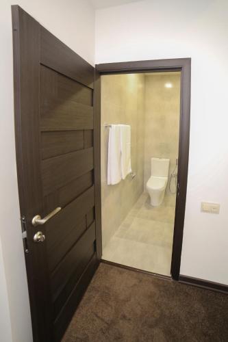  Moscow Boutique Hotel -  Chambre  photo :   Tea/Coffee maker    Minibar    Shower                           