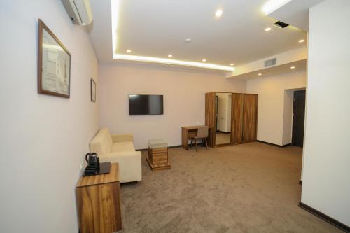  Moscow Boutique Hotel -  Chambre  photo :   Tea/Coffee maker    Minibar    Shower                           