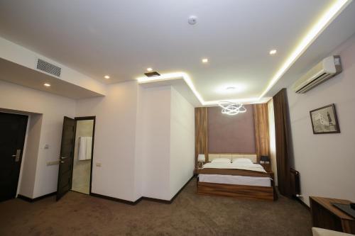  Moscow Boutique Hotel -  Chambre  photo :   Tea/Coffee maker    Minibar    Shower                           