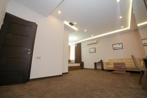  Moscow Boutique Hotel -  Chambre  photo :   Tea/Coffee maker    Minibar    Shower                           