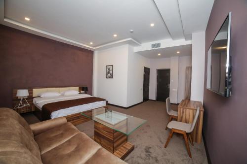  Moscow Boutique Hotel -  Chambre  photo :   Tea/Coffee maker    Minibar    Shower                           