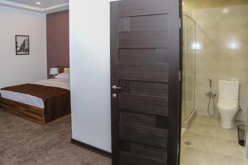  Moscow Boutique Hotel -  Chambre  photo :   Tea/Coffee maker    Minibar    Shower                           