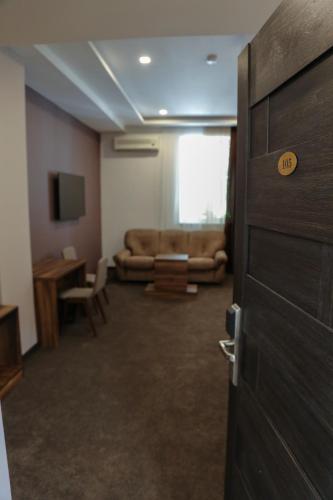  Moscow Boutique Hotel -  Chambre  photo :   Tea/Coffee maker    Minibar    Shower                           