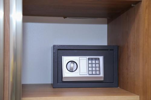  Moscow Boutique Hotel -  Chambre  photo :   Tea/Coffee maker    Minibar    Shower                           