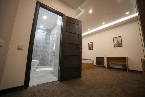  Moscow Boutique Hotel -  Chambre  photo :   Tea/Coffee maker    Minibar    Shower                           