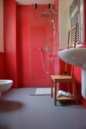 パレルモにあるAttico 261の赤いバスルーム(シンク、シャワー付)