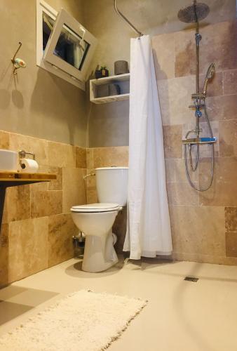 Bilik mandi di Casa Cessenon