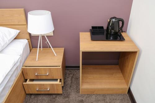  Moscow Boutique Hotel -  Chambre  photo :   Tea/Coffee maker    Minibar    Shower                           