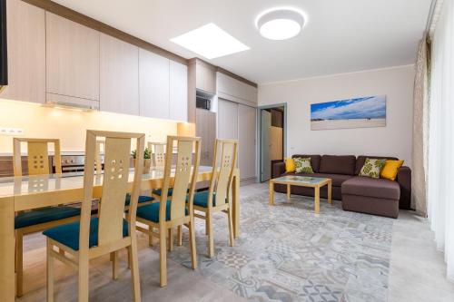 salon ze stołem, krzesłami i kanapą w obiekcie Gardenview Selection by Kerese Apartments w Parnawie