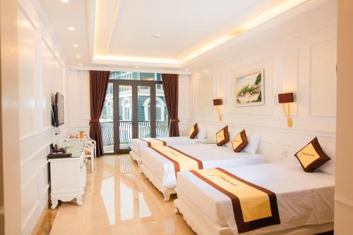 Giường trong phòng chung tại PARADISE HOTEL