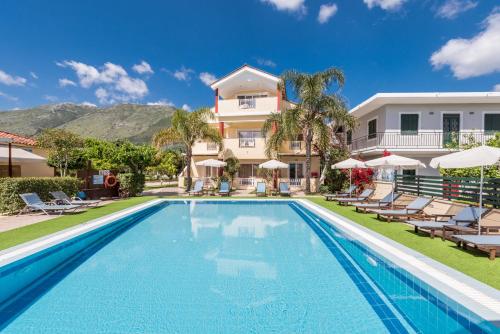 een villa met een zwembad en een huis bij Oscar Villa & Studios in Alykes