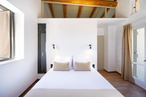 Postel nebo postele na pokoji v ubytování Almyrida Sands luxury stone villa