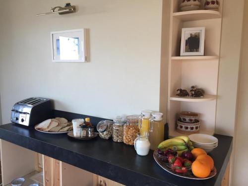 un bancone della cucina con piatti di cibo sopra di The View a Lahinch