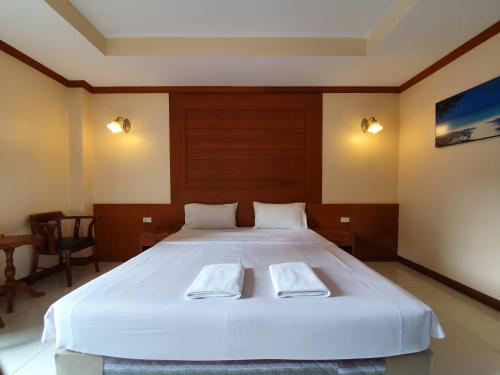 Postel nebo postele na pokoji v ubytování Baan JPN Hotel