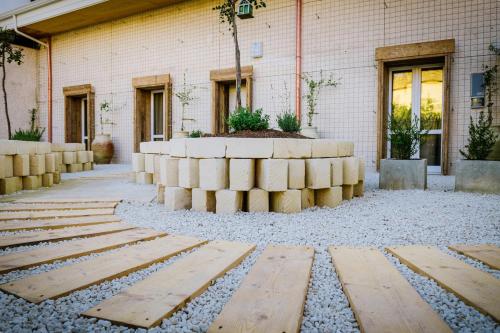 a courtyard with a planter in front of a building at Ciatu Miu in Noto