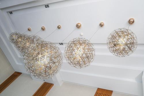 un groupe de sphères suspendues à un plafond dans l'établissement Apartment at Aristo Surin by Lofty, à Surin Beach