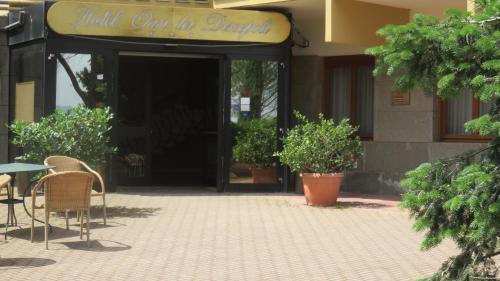 an entrance to a building with a table and chairs at Hotel Oasi Dei Discepoli in Orvieto