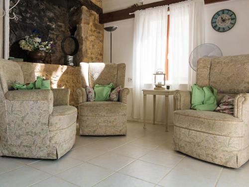 Un lugar para sentarse en Rustic Chic Country Cottage