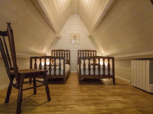 Una cama o camas en una habitación de Rustic Chic Country Cottage