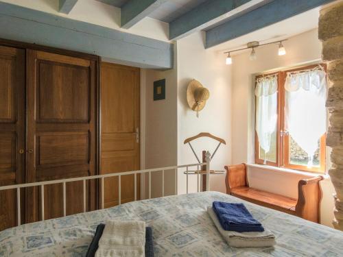Una cama o camas en una habitación de Rustic Chic Country Cottage