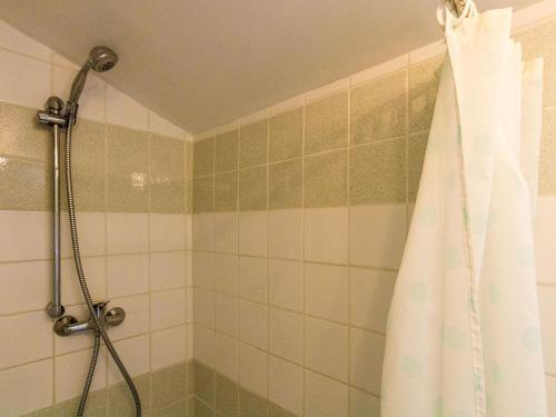 Un baño de Rustic Chic Country Cottage