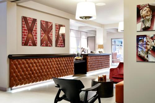 a waiting room with a chair and a table at Zum Löwen Design Hotel Resort & Spa in Duderstadt