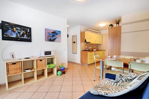 ein Wohnzimmer mit einer Küche und einem Esszimmer in der Unterkunft Residence Corallo in Caorle