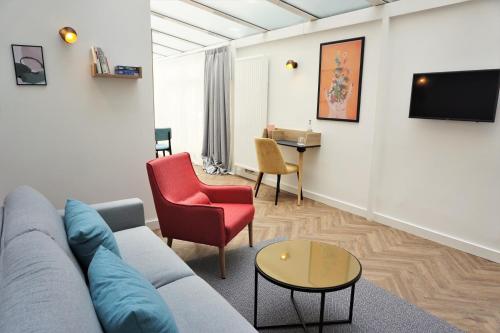 ein Wohnzimmer mit einem Sofa, Stühlen und einem Tisch in der Unterkunft dieSonne in Weimar