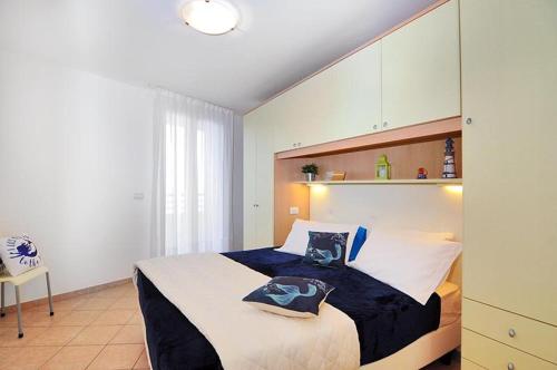 ein Schlafzimmer mit einem großen Bett in einem Zimmer in der Unterkunft Residence Corallo in Caorle
