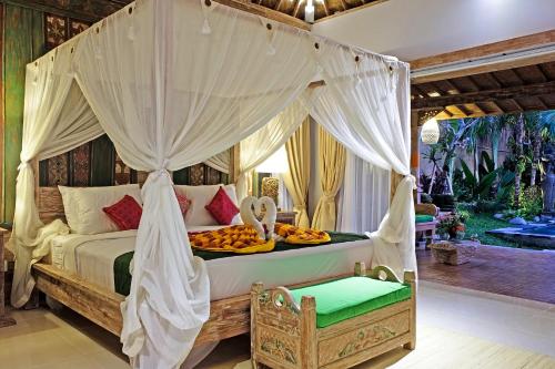 En eller flere senge i et værelse på Honeymoon Green Villa