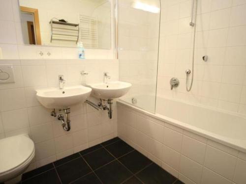 Un baño de Schoenblick Mountain Resort - by SMR Rauris Apartments - Inc Spa close to Gondola