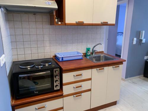 Christi Apartments A&Βにあるキッチンまたは簡易キッチン