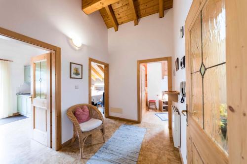 salon z krzesłem i drzwiami w obiekcie Appartement Haidacher w mieście San Candido