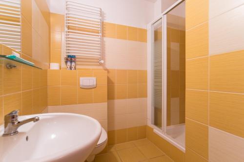 a bathroom with a sink and a shower and a toilet at Malinka in Rewal