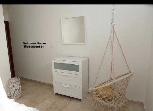 a room with a dresser and a net at valentine House in Deir Ḥannā