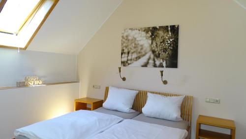 ein Schlafzimmer mit einem Bett und einem Wandgemälde in der Unterkunft Weingut Endesfelder in Mehring