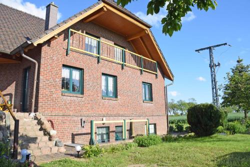ein großes Backsteinhaus mit seitlichen Fenstern in der Unterkunft Ferienwohnung Zudar auf Rügen in Zudar