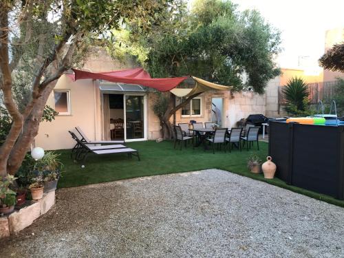 a backyard with a table and chairs and a fence at Ca Na Clar in Sa Ràpita