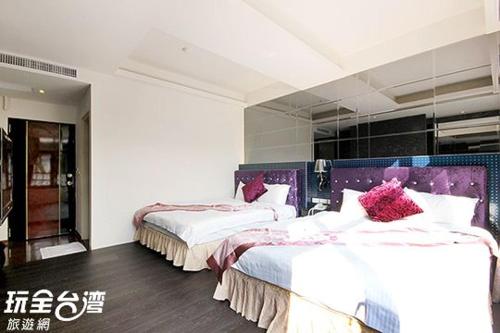 two beds in a hotel room with two beds sidx sidx sidx at Shuian Lakeside Hotel in Yuchi