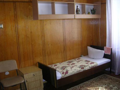 Habitación pequeña con cama y silla en Pilligrim en Járkov
