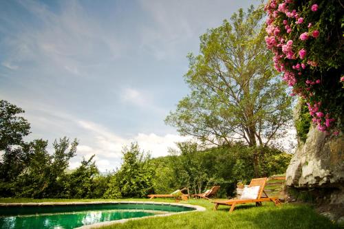 Bazén v ubytování Agriturismo Biologico Castello Della Pieve nebo v jeho okolí
