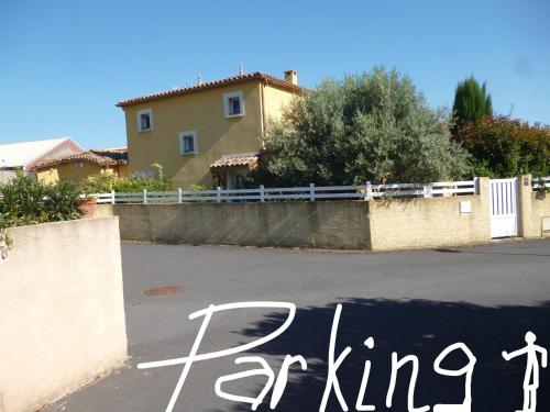 a street with a house and the writing on the road at Chez Patrick Roujan in Roujan