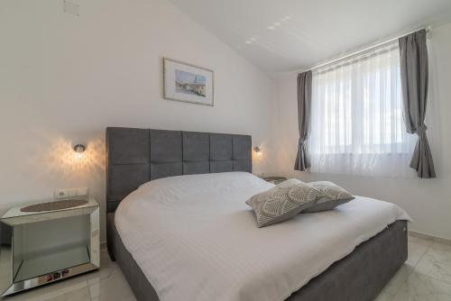 Ένα ή περισσότερα κρεβάτια σε δωμάτιο στο Apartments Enona